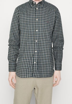 Camicia button-up di colore verde scuro con un motivo a quadri bianco e azzurro chiaro. Presenta un colletto button-down e maniche lunghe.