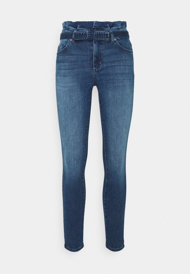 Jean skinny bleu taille haute avec une ceinture en denim assortie, poches avant et une légère décoloration sur les cuisses et les genoux.