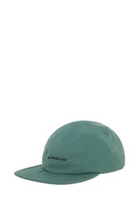 Grøn kasket lavet af letvægtsstof, med en buet skygge og syede paneler. Sort "Quiksilver" logo på fronten.