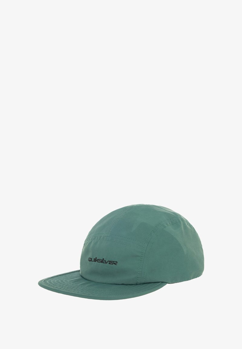 Groene pet van lichtgewicht stof, met een gebogen rand en gestikte panelen. Zwarte "Quiksilver" logo aan de voorkant.