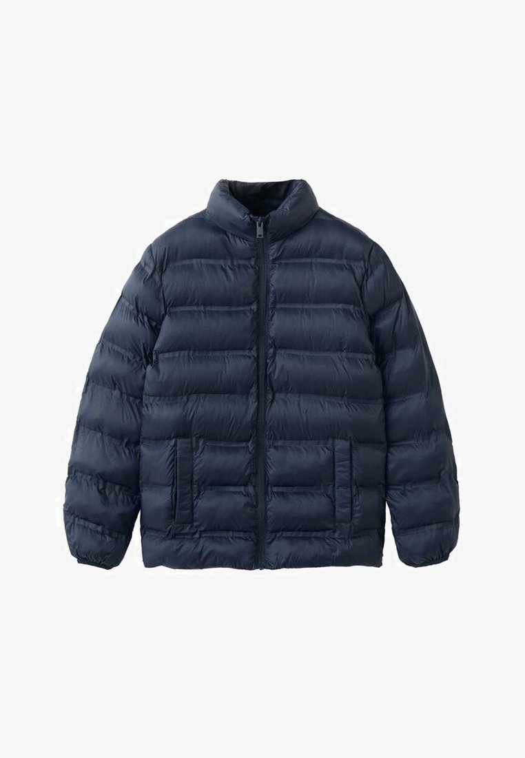 Doudoune bleu marine avec un col montant, une fermeture éclair à l'avant et deux poches extérieures ; dotée d'un design matelassé avec des coutures horizontales.
