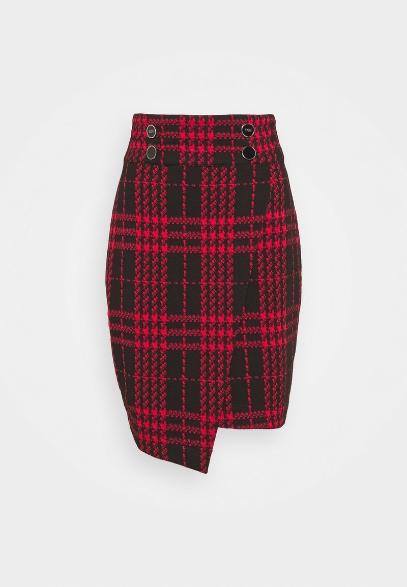 Jupe à carreaux rouge et noir taille haute avec ourlet asymétrique et quatre boutons noirs sur la ceinture.