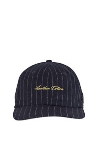 Cappellino da baseball nero a righe sottili con visiera curva e testo ricamato in oro "Another Cotton" al centro frontale.