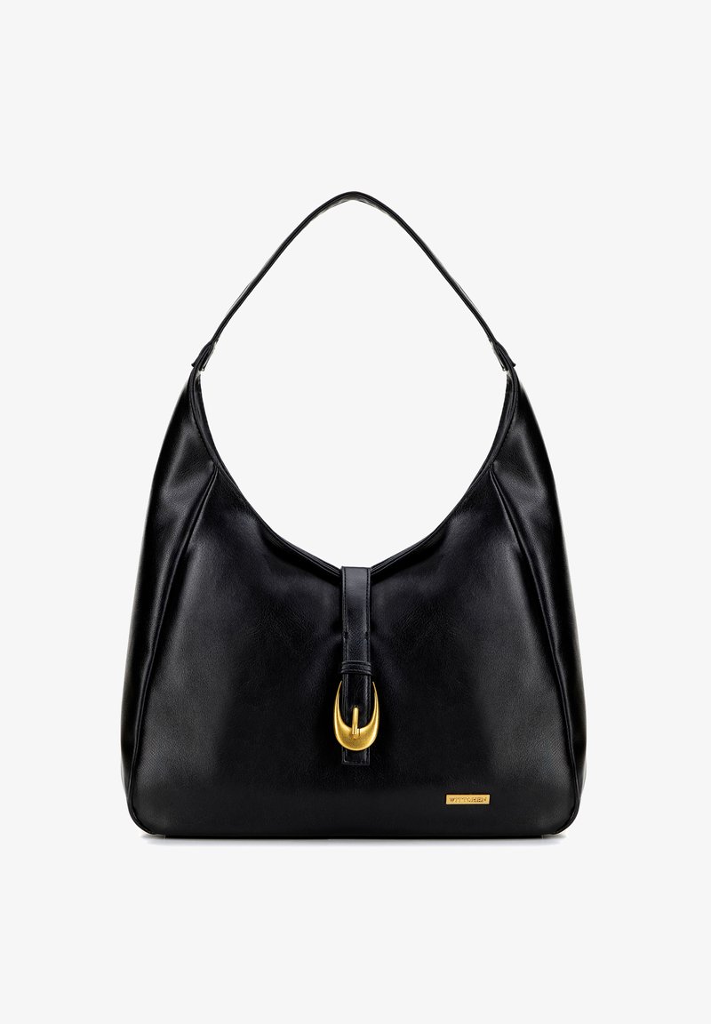 Bolso de mano de cuero negro con forma curva, un acento de hebilla dorada brillante y una sola correa para el hombro. Textura suave con un mínimo de detalles.