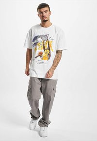 Upscale by Mister Tee ATTACK PLAYER - Print T-shirt - white