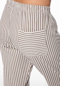 Gestreifte Baumwollhose in Hellbraun und Weiß, mit elastischem Bund und einer Gesäßtasche mit passendem Streifenmuster.