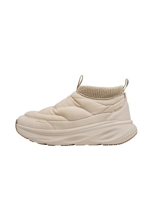 Sneaker slip-on beige con tomaia trapuntata imbottita, collo in maglia intorno alla caviglia, linguette per facilitare l'inserimento e suola spessa e testurizzata per un uso casual.
