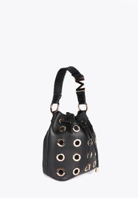 Černá kožená kabela ve tvaru kbelíku se zlatými očkovými detaily, pleteným popruhem a stahovací šňůrkou. Hladký povrch s pevnou strukturou.