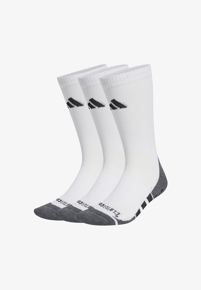 Tres pares de calcetines blancos hasta la mitad de la pantorrilla con puntas y talones grises, que presentan un logo triangular negro cerca de la parte superior.