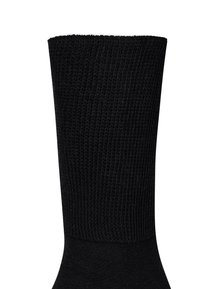 Schwarze Socke mit gerippter Struktur am Bund und einem glatten Schaft; aus weichem Material gefertigt, ohne Muster oder Akzente.