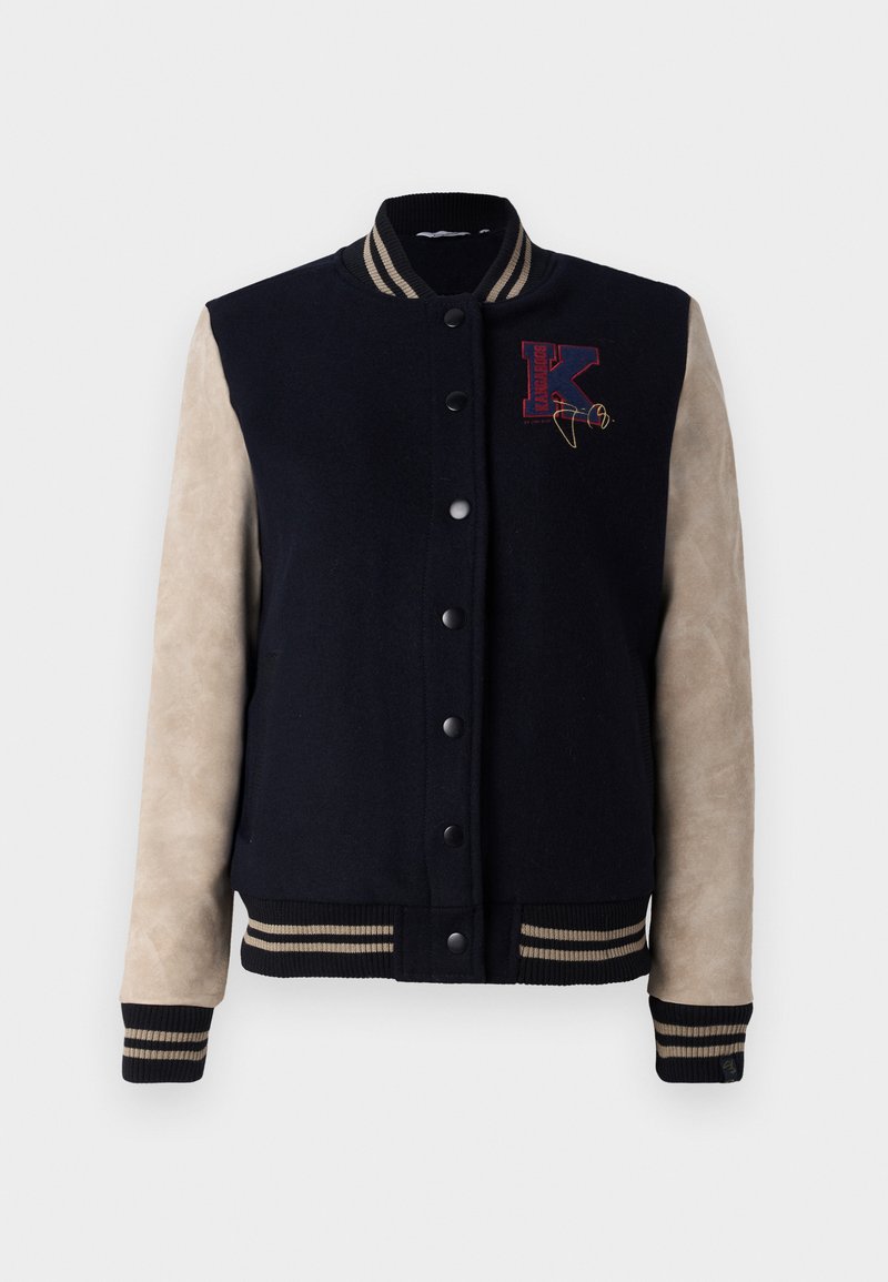 Marineblaue Wolle-Collegejacke mit beigen Wildlederärmeln, gestreiften Rippenbündchen und einem roten gestickten Buchstaben "K" auf der Brust. Druckknopfverschluss.