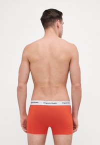 Oranžové bavlněn�é boxerky s bílým pasem Originals Studio, hladká textura, přiléhavý střih a bez viditelných vzorů nebo akcentů.