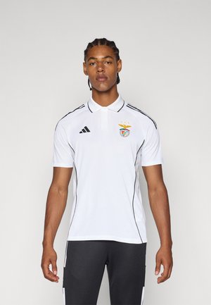 Hvid polo-shirt med sorte striber og logo, der har en klassisk krave og korte ærmer. Lavet af åndbart materiale, med stilfulde design detaljer.