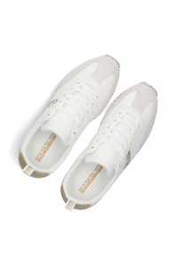 Weiße Sneakers mit Wildlederakzenten, Schnürverschluss, runder Zehenpartie und goldfarbenem Logo-Detail auf der Zunge und der Ferse; glatte und strukturierte Oberflächen.