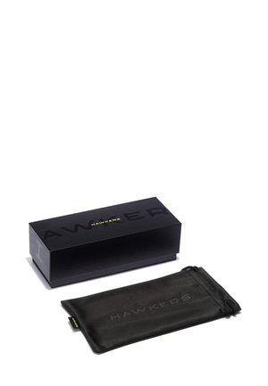 Custodia per occhiali da sole nera e scatola con logo "HAWKERS" in rilievo. La custodia ha una consistenza morbida, chiusura con coulisse e design minimalista.