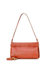 Pomarańczowa skórzana torebka o teksturowanym wykończeniu, smukłym kształcie i długim regulowanym pasku. Posiada zamek błyskawiczny na górze oraz dekoracyjne akcenty.