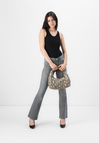 Svart ermeles bodysuit, grå vide jeans og en brun veske med slangeskinnmønster. Svart høye hæler fullfører antrekket og fremhever en glatt silhuett.