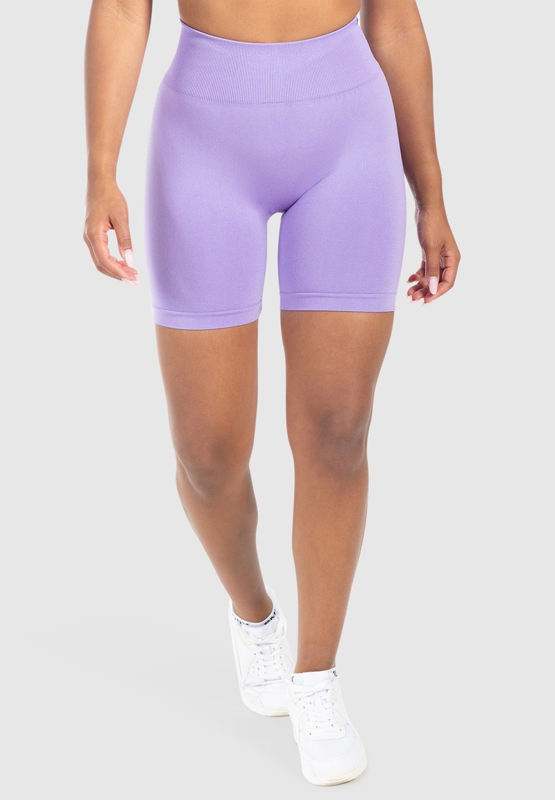 Pantaloni corti viola a vita alta con una cintura a coste e una texture liscia, caratterizzati da un design aderente che si estende fino a metà coscia.