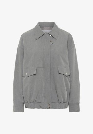 Giacca leggera grigia con colletto a punte, chiusura con bottoni a pressione e due tasche frontali con pattine a pressione. Orlo e maniche elasticizzati.