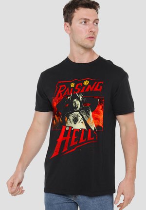 Schwarzes Baumwoll-T-Shirt mit einem grafischen Aufdruck, auf dem in roter Schrift "Raising Hell" steht, sowie einem Bild einer Person mit langen Haaren, die eine schwarze Jacke trägt, vor einem feurigen Hintergrund.