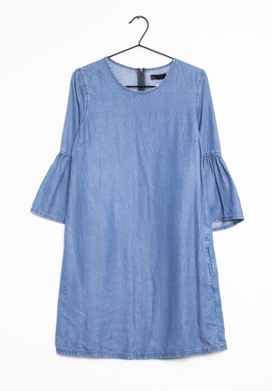 Blå denimklänning med rund hals, trekvartslånga klockärmar och dragkedja bak. Har en luftig passform och något utsvängd silhuett.