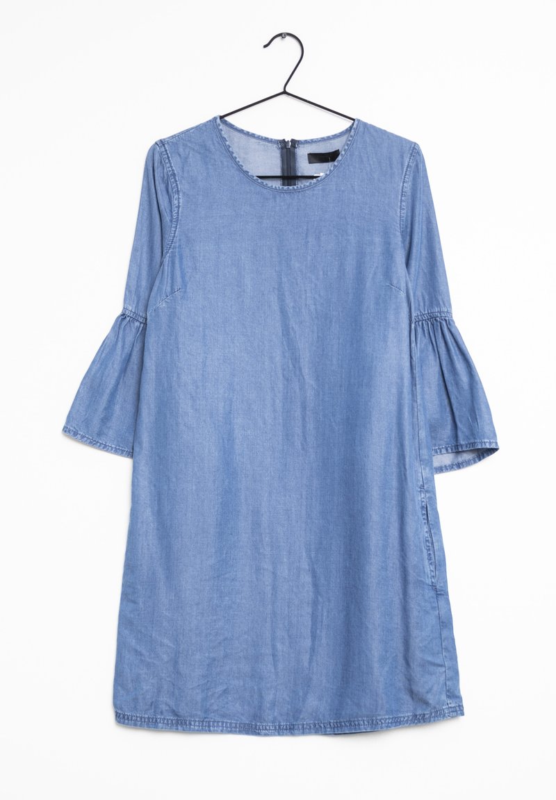 Niebieska sukienka dżinsowa z okrągłym dekoltem, rękawami 3/4 w kształcie dzwonu oraz zamkiem z tyłu. Posiada luźny krój i lekko rozszerzaną sylwetkę.