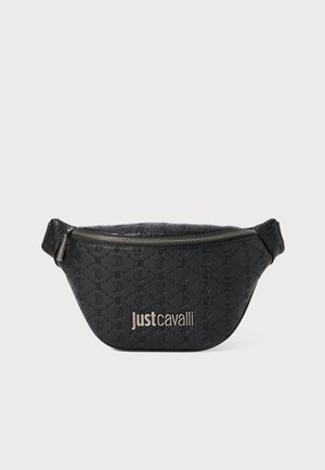 Svart skinnfanny pack med preget logo-mønster, glidelåslukking og metallisk "Just Cavalli" merkevare på forsiden. Buet form.