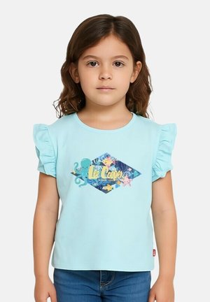 T-shirt bleu clair avec manches courtes à volants, présentant un motif coloré en forme de losange avec une pieuvre et le texte "Lee Capees." Tissu en mélange de coton.