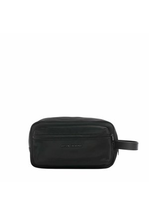 Borsa da viaggio nera in nylon, di forma rettangolare, con tasca frontale con zip, manico in pelle e logo embossato sul lato. Texture liscia.