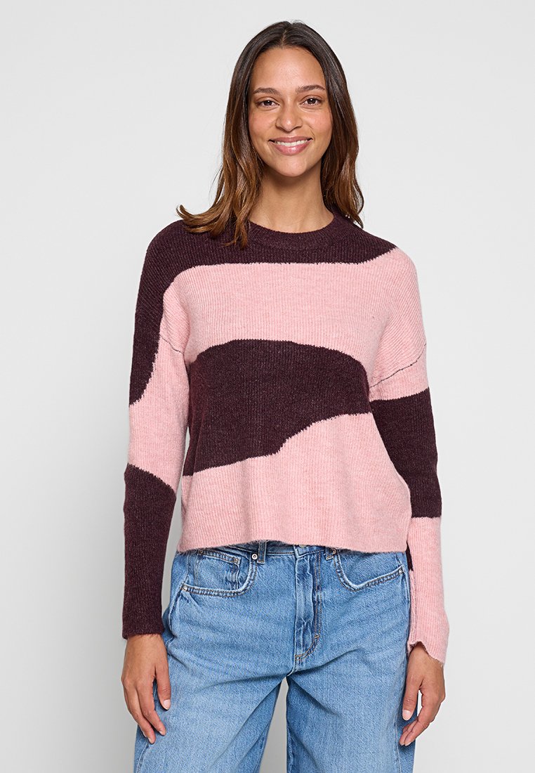 Il maglione lavorato a maglia presenta ampie strisce in viola scuro e rosa chiaro, con una vestibilità rilassata e una texture a costine. Maniche lunghe e design a girocollo.
