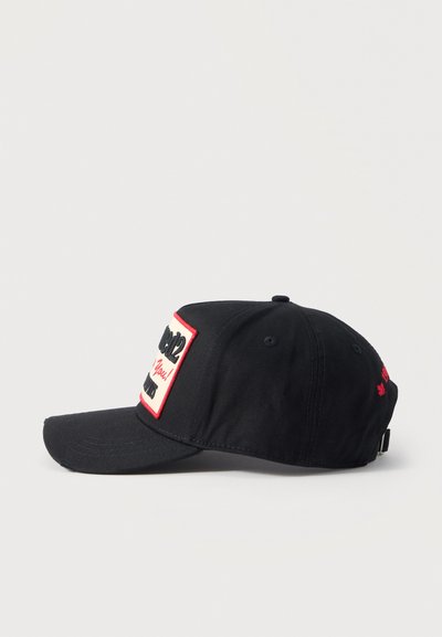 Casquette de baseball noire avec une visière incurvée, une sangle réglable à l'arrière et un patch rectangulaire bordé de rouge sur le devant.