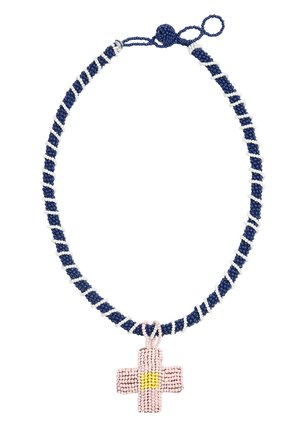 Niebiesko-biały naszyjnik z koralików z różowym krzyżem z koralików zawieszonym jako wisiorek, z żółtym środkiem, zapinany na zapięcie w formie pętli i kuleczki.
