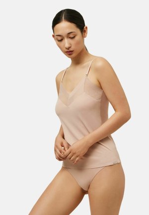 Camiseta nude con detalles transparentes en el escote en V y tirantes ajustables, combinada con ropa interior a juego. Tela suave con una textura delicada.