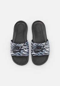 Nike Sportswear VICTORI ONE SLIDE PRINT - Papucsszandálok - black/metallic silver