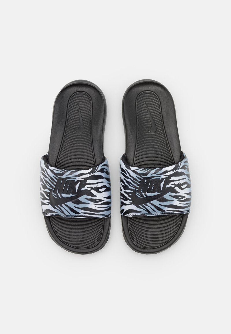 Nike Sportswear VICTORI ONE SLIDE PRINT - Pantolette flach - black/metallic silver
