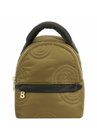 Sac à dos matelassé vert olive avec une forme arrondie, des accents noirs, une poignée supérieure et des détails en or. Présente des éléments de logo en couture texturée.