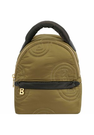 Sac à dos matelassé vert olive avec une forme arrondie, des accents noirs, une poignée supérieure et des détails en or. Présente des éléments de logo en couture texturée.