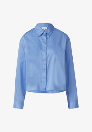 Camicia azzurra chiara a maniche lunghe, con collo classico e bottoni, realizzata in un tessuto liscio e leggermente texturizzato.