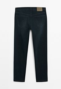 Jeans en denim noir avec une coupe droite, dotés de deux poches arrière et d'une étiquette en cuir sur la ceinture. Texture lisse et coutures régulières.