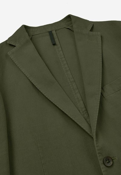 Blazer vert olive en tissu texturé, avec un col cranté, une fermeture à un bouton et un détail de poche discret.
