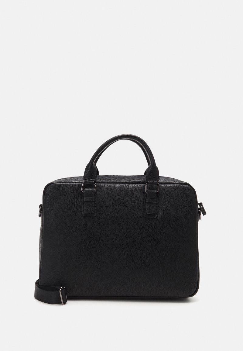 Serviette en cuir noir texturé avec doubles poignées et bandoulière détachable sur fond blanc uni.
