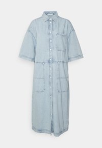 Vestido de camisa de mezclilla azul claro con mangas cortas, frente de botones, bolsillo en el pecho y dos bolsillos inferiores; presenta costuras de contraste y un ajuste relajado.