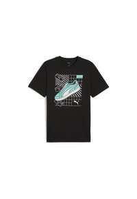 Sort t-shirt med et stort grafisk motiv af en turkis og hvid sneaker over et geometrisk sort-hvidt gittermønster med Puma-logoer.