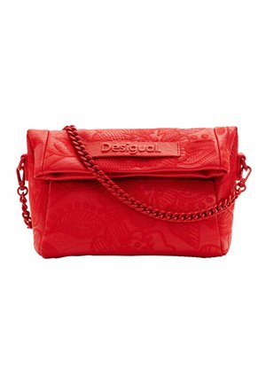 Sac à épaule en cuir rouge avec motifs floraux embossés, rabat pliable, bandoulière chaîne et logo "Desigual" sur le rabat avant.