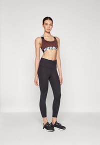 Nebbia MEDIUM SUPPORT CRISS CROSS SPORTS BRA ICONIC - Športni modrček s srednjo podporo - dark brown