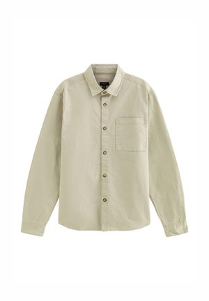 Camisa beige de manga larga con botones, cuello y bolsillo en el pecho, hecha de tela suave, exhibida extendida sobre un fondo blanco.