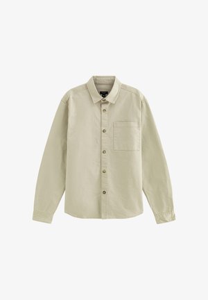 Beżowa koszula na długi rękaw na guziki z kołnierzykiem i kieszenią na piersi, wykonana z gładkiej tkaniny, pokazana na płasko na białym tle.