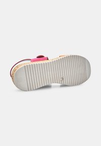 Roosa nahast sandaal, kellel on kork vaheosa ja valge ribakummist outsole. Omab reguleeritavat rihma, et tagada kindel istuvus.