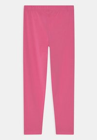 Leggings cor-de-rosa com um cós elástico. Feitos de um material macio e elástico, apresentam uma textura suave e um design ajustado.