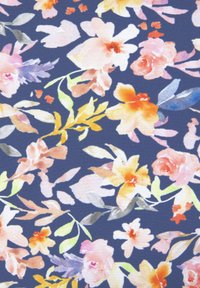 Květnatý materiál s námořnickým pozadím, zdobený růžovými, žlutými a oranžovými květy. Obsahuje zelené listy a jemné textury.